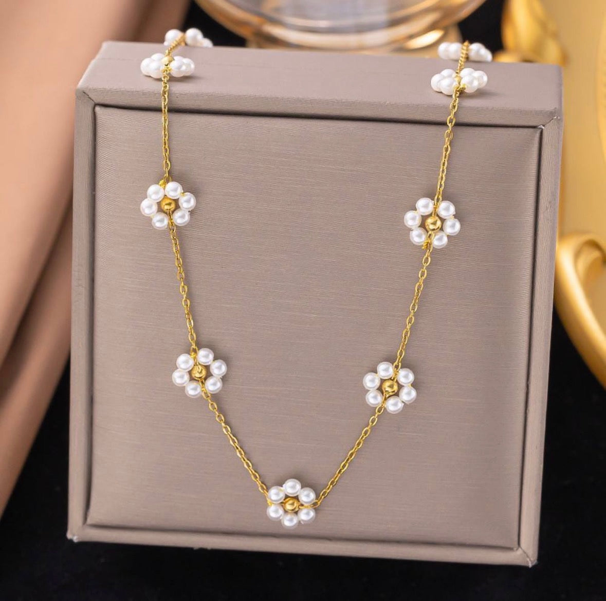 Daisy Pearl flower necklace