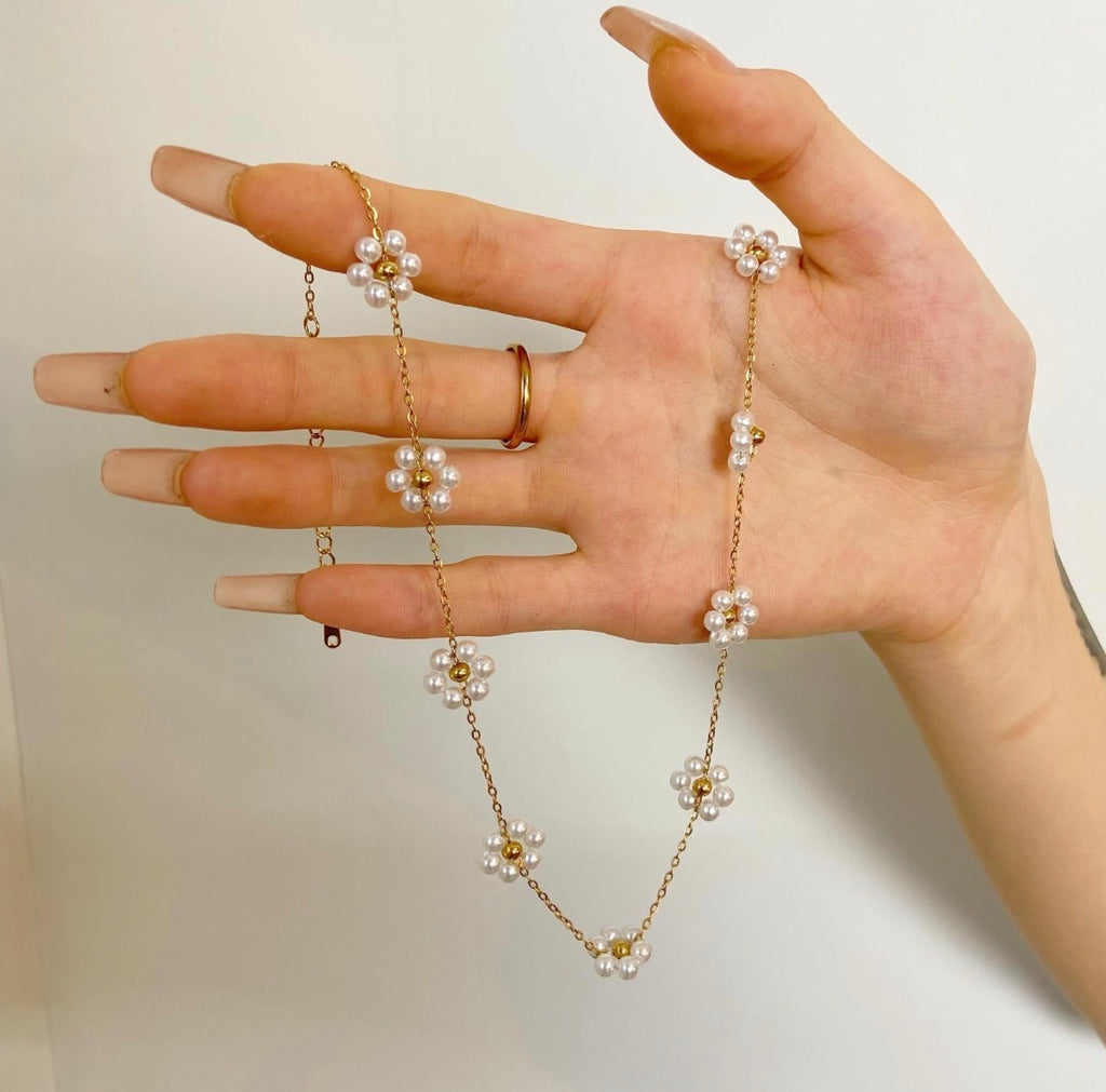 Daisy Pearl flower necklace