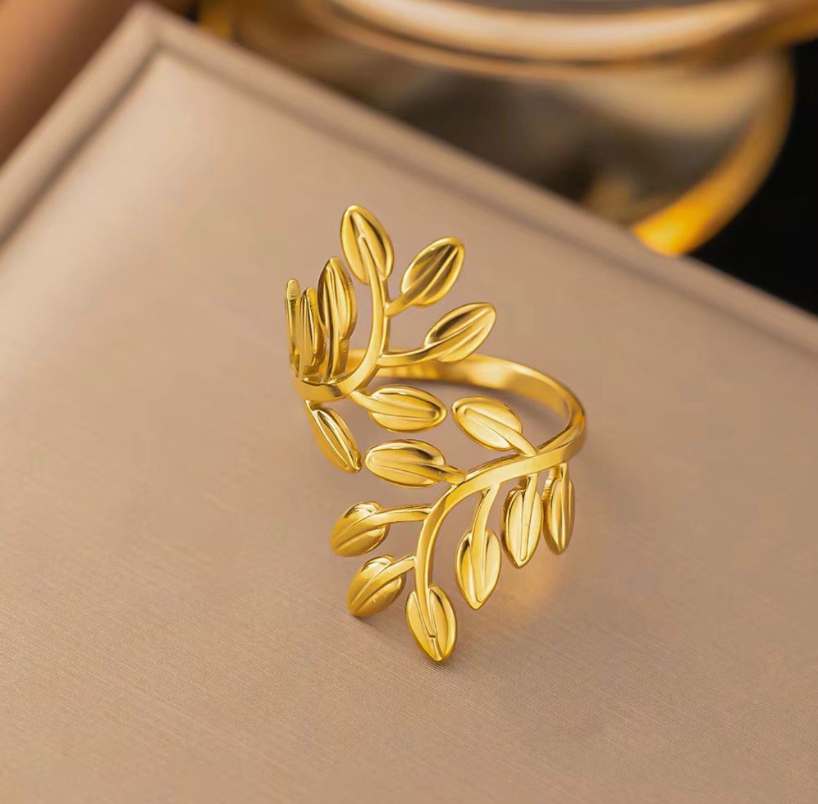 Exaggerated Leaf Ring